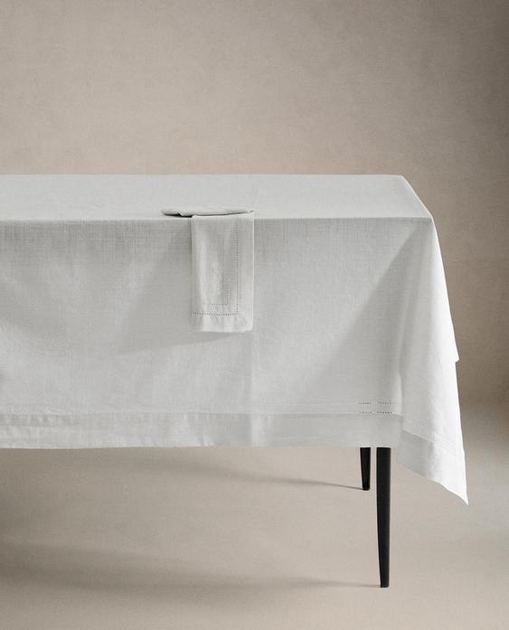 TISCHDECKE AUS BAUMWOLLE MIT HOHLSAUM TISCHDECKE AUS BAUMWOLLE MIT HOHLSAUM