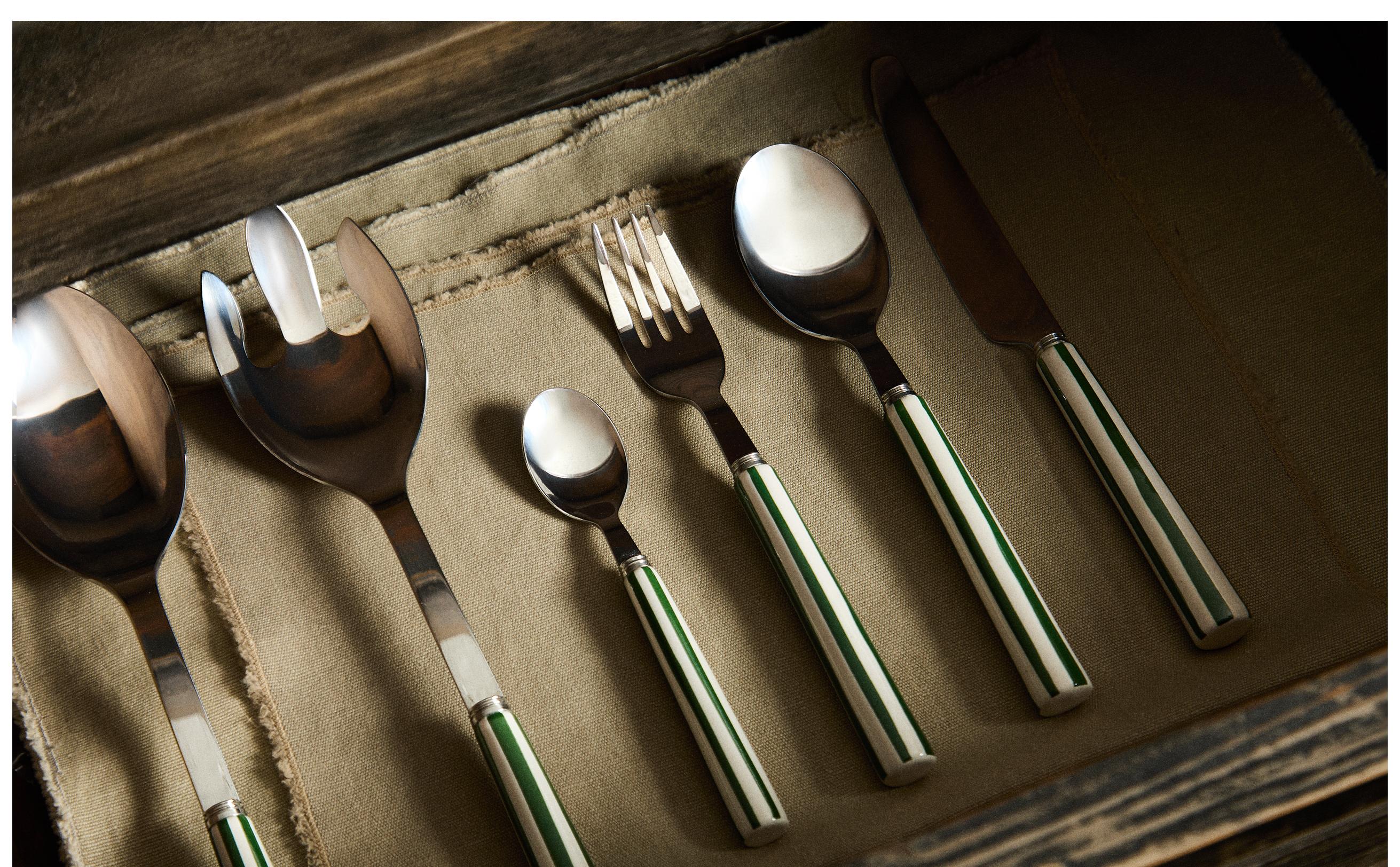 CUTLERY SET WITH CERAMIC HANDLE