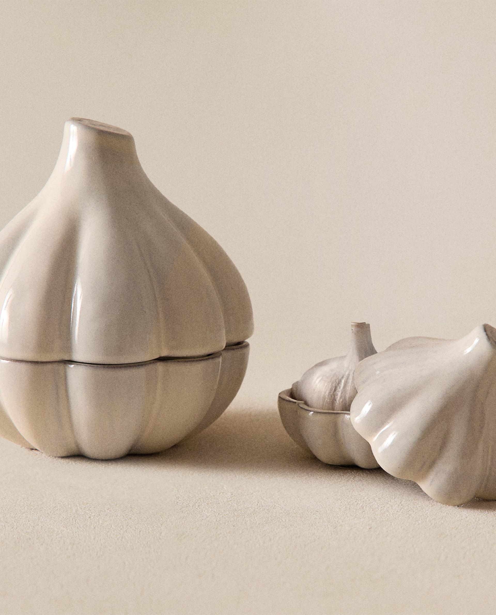 إناء تخزين من التراكوتا على شكل ثوم إناء تخزين من التراكوتا على شكل ثوم