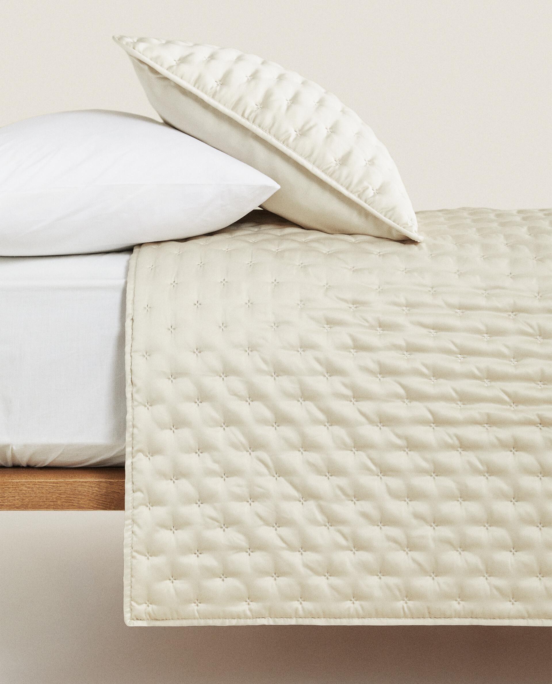 PLAIN QUILTED BEDSPREAD WITH KNOTS product thumbnail 14