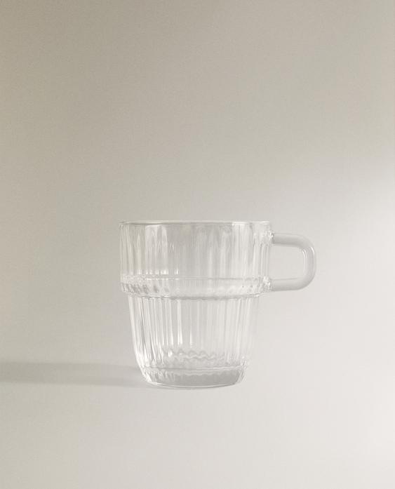 فنجان زجاجي بتصميم بارز