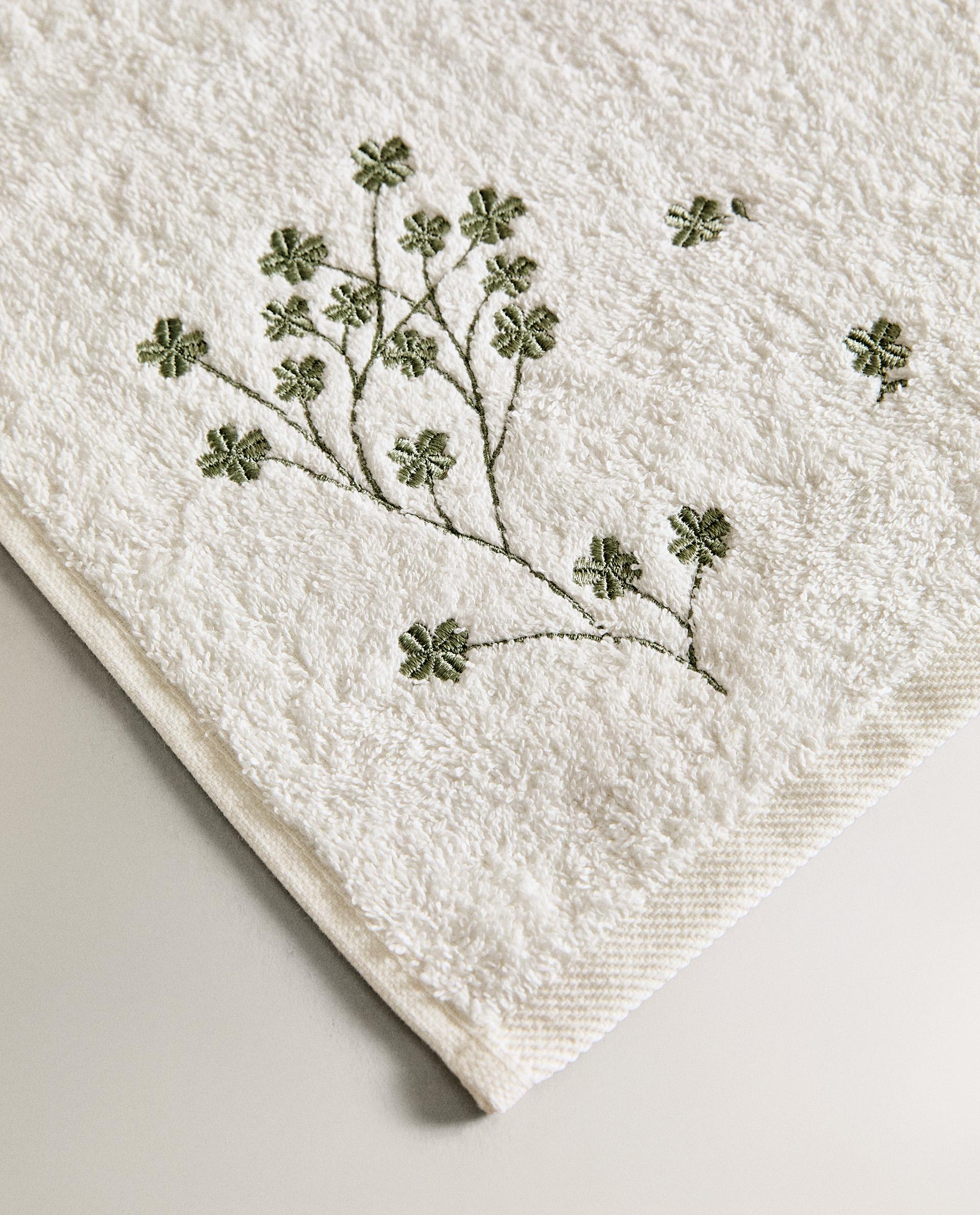 TOWEL WITH CLOVER EMBROIDERY