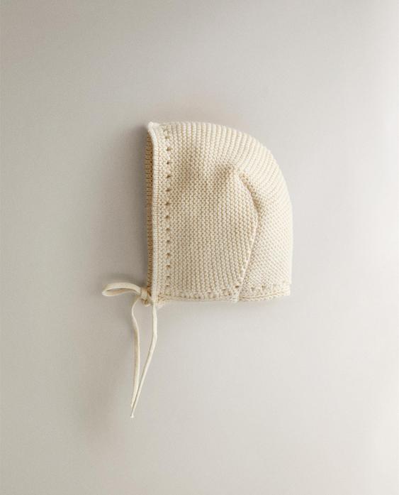 طاقية للرضّع محاكة