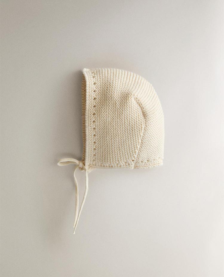 طاقية للرضّع محاكة