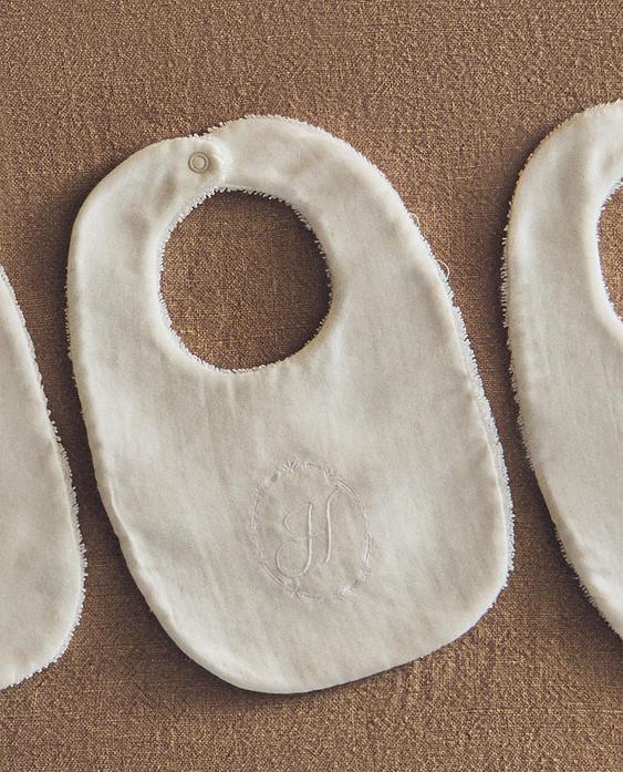 CHILDREN'S BIBS WITH LETTER DETAIL