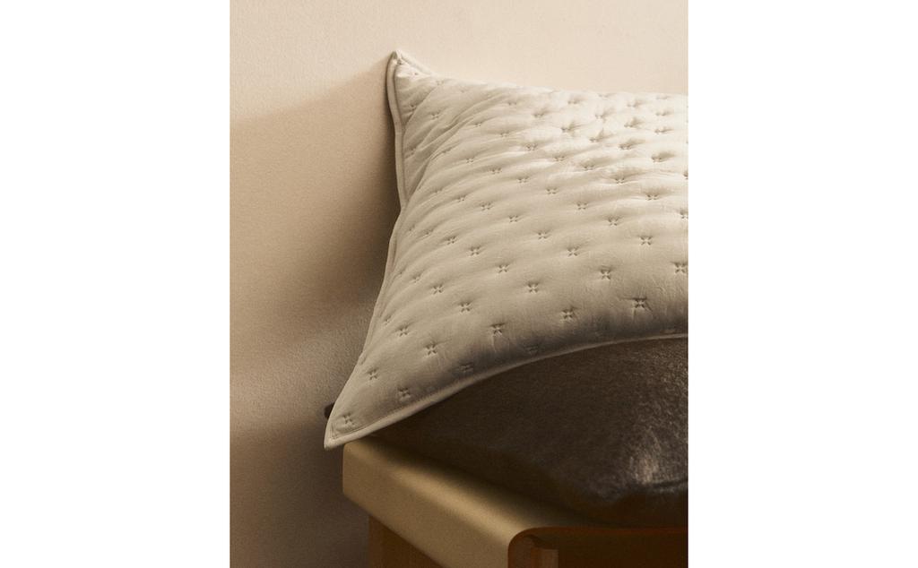 QUILTED CUSHION COVER WITH DOTS QUILTED CUSHION COVER WITH DOTS