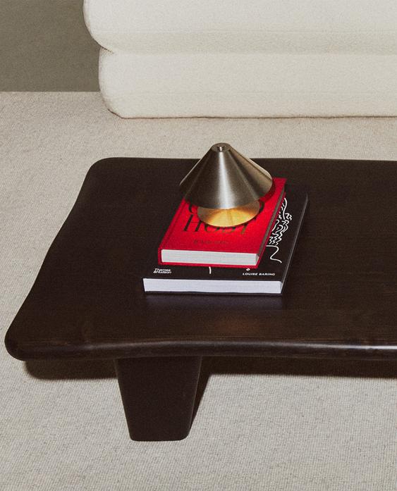 طاولة قهوة من خشب السرو