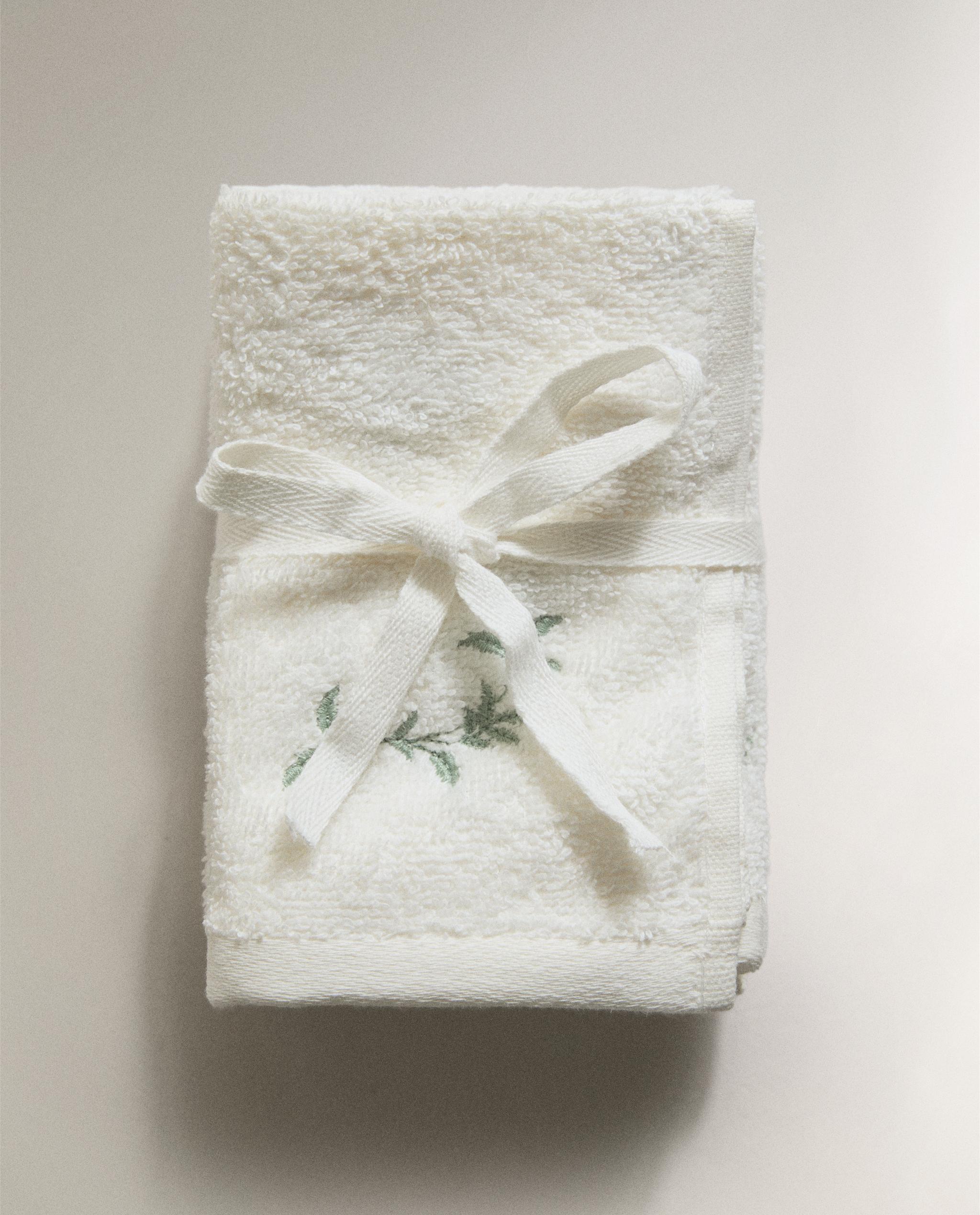 PACK OF HAND TOWELS WITH PLANT EMBROIDERY (PACK OF 3) product thumbnail 3