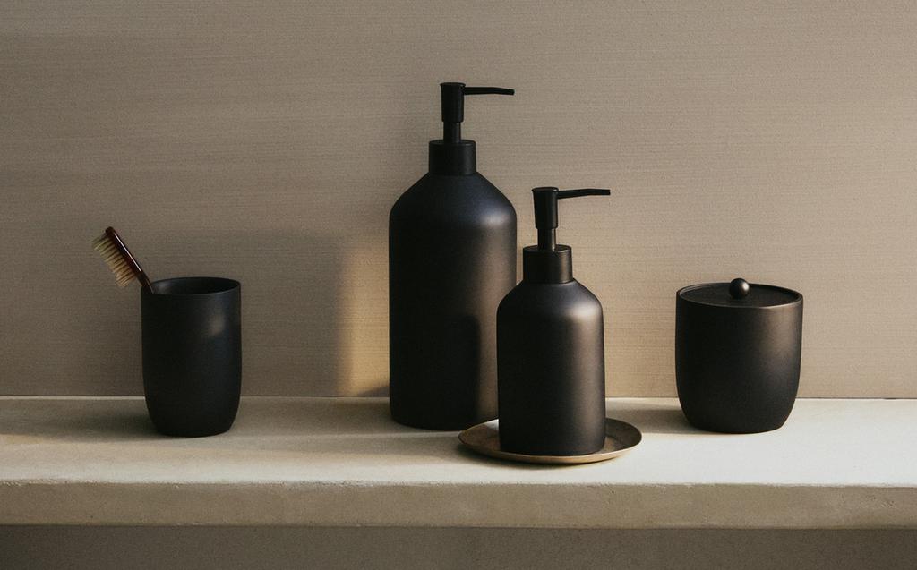 BLACK RESIN BATHROOM SET