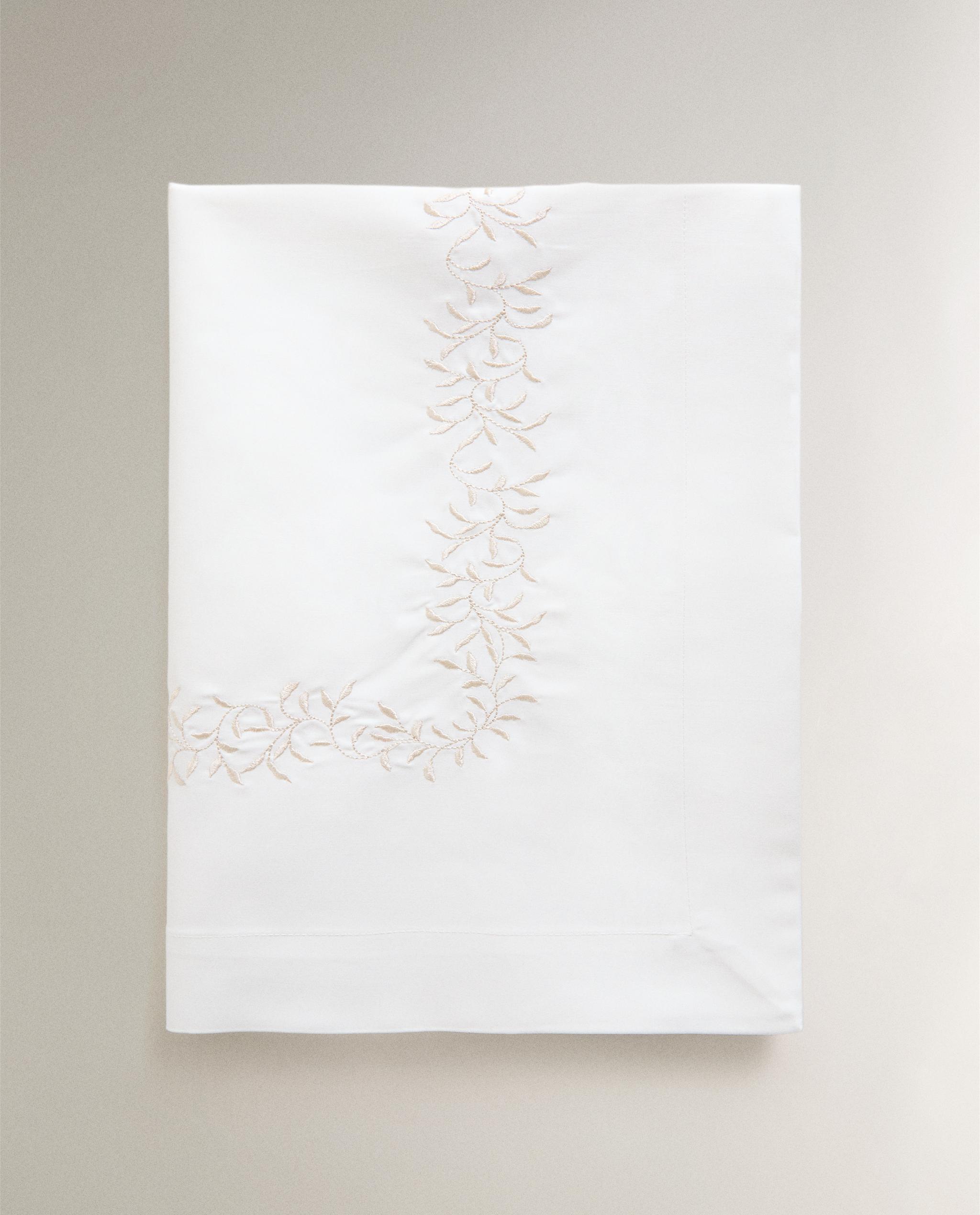 EMBROIDERED SATEEN TABLE RUNNER product thumbnail 4