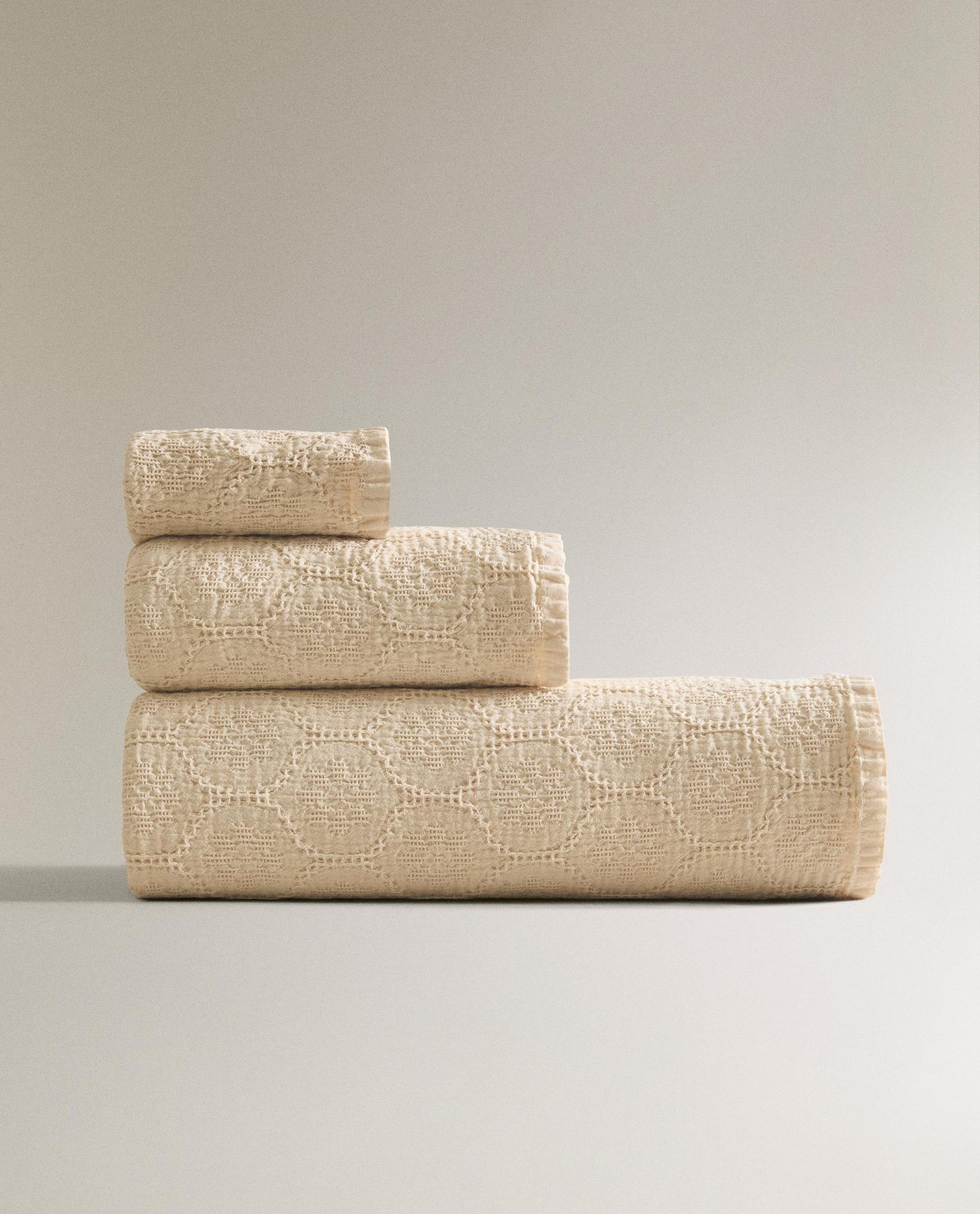 ПОЛОТЕНЦЕ ДЛЯ ВАННОЙ С ЦВЕТОЧНЫМ ВАФЕЛЬНЫМ УЗОРОМ ПОЛОТЕНЦЕ ДЛЯ ВАННОЙ С ЦВЕТОЧНЫМ ВАФЕЛЬНЫМ УЗОРОМ