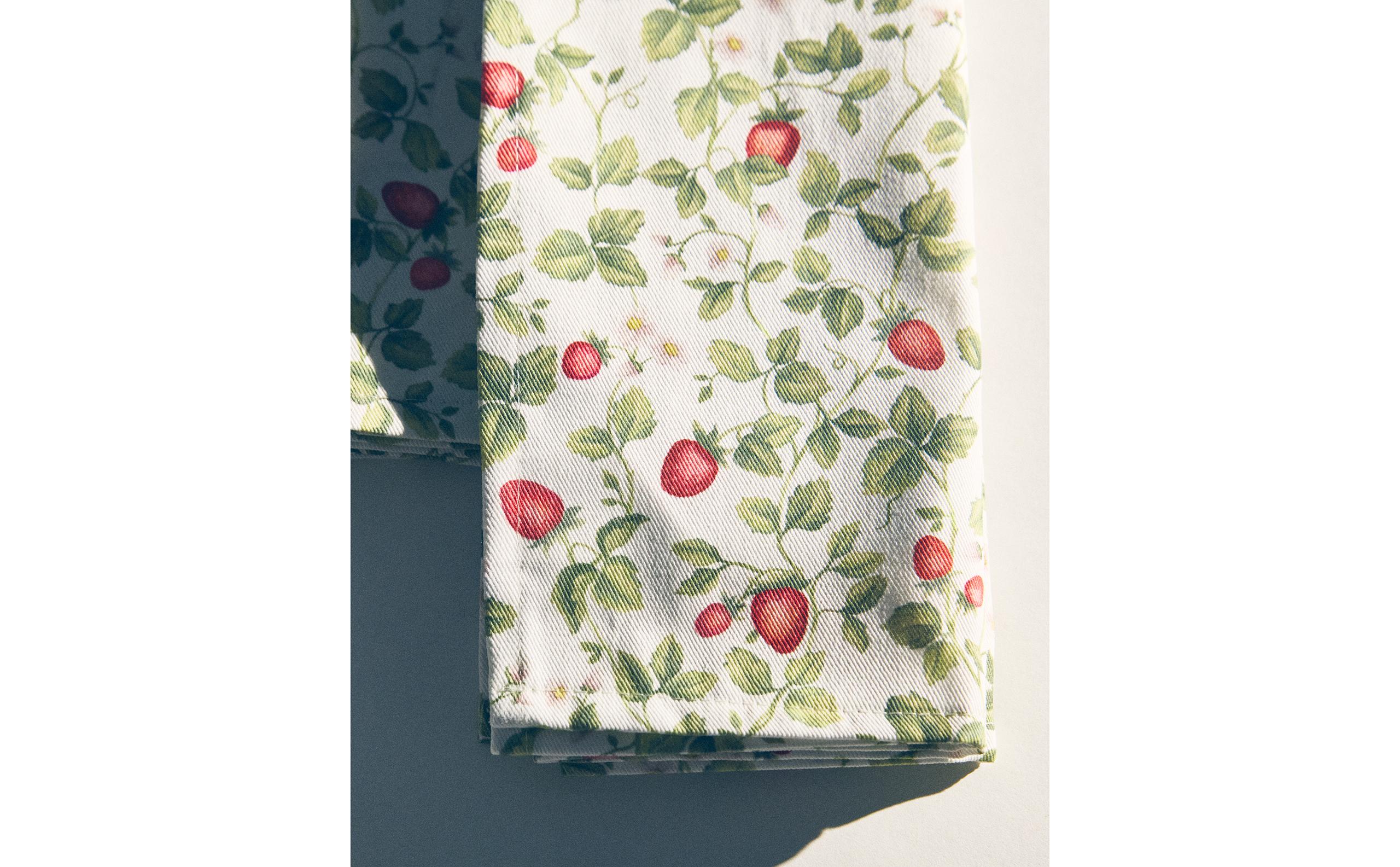 PACK OF STRAWBERRY NAPKINS (PACK OF 2) product thumbnail 10
