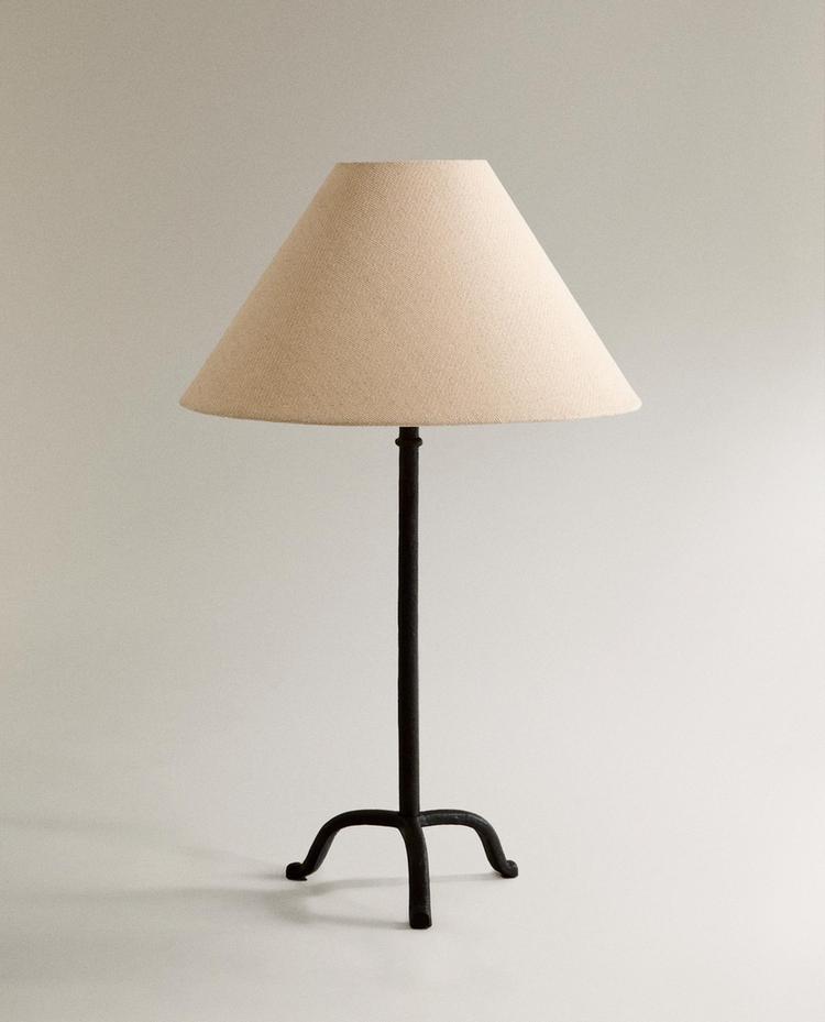 TABLE LAMP WITH TRIPOD BASE