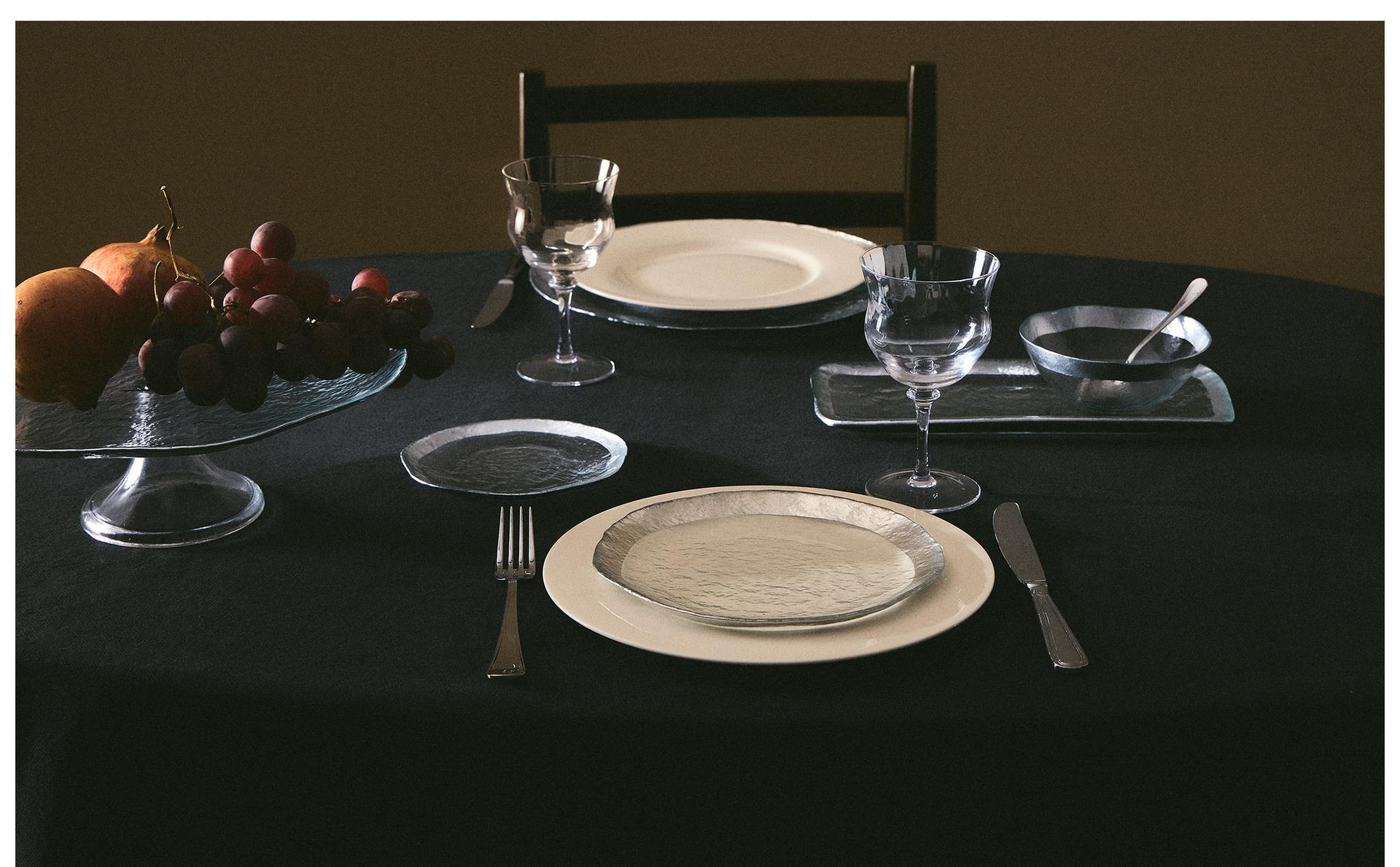 أواني طعام زجاج بحافة بارزة أواني طعام زجاج بحافة بارزة