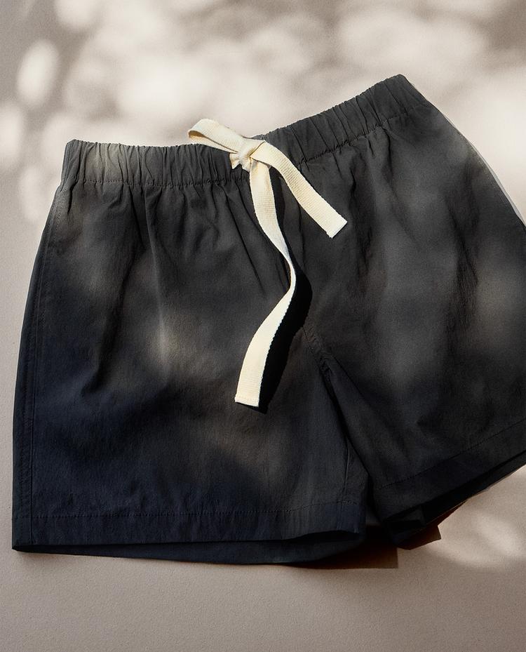 PLAIN MID-LENGTH BEACH SWIMMING TRUNKS