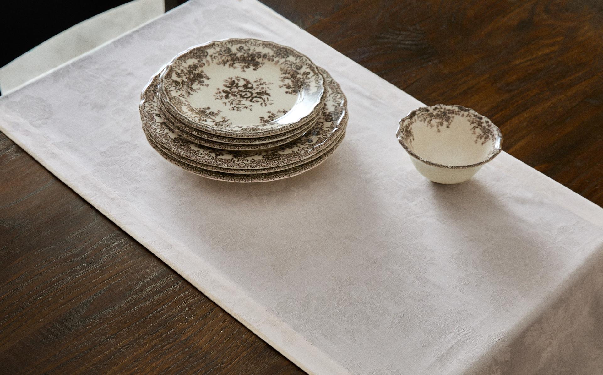 JACQUARD TABLE RUNNER WITH ROSES JACQUARD TABLE RUNNER WITH ROSES