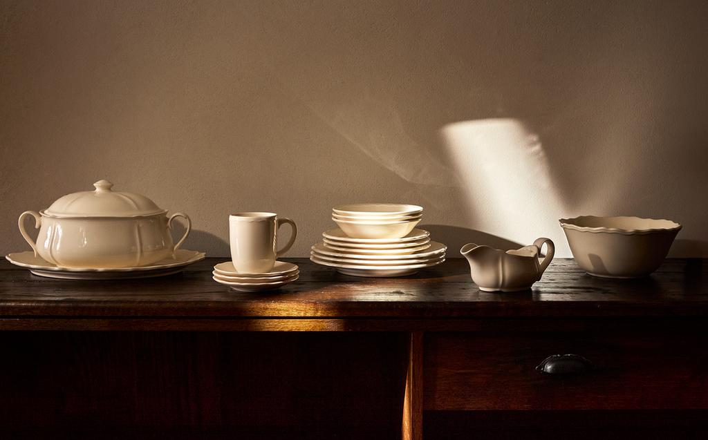 EARTHENWARE TABLEWARE WITH A RAISED EDGE