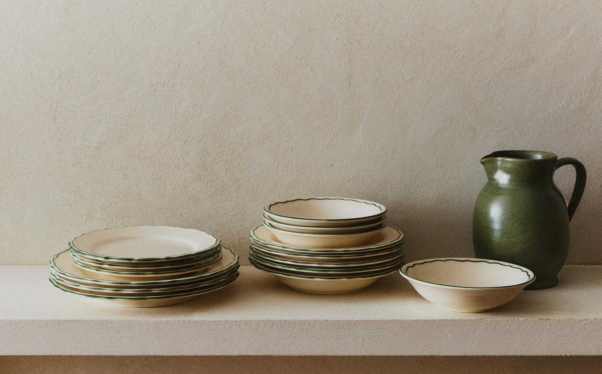 EARTHENWARE DINNER SET WITH CONTRAST RIM EARTHENWARE DINNER SET WITH CONTRAST RIM