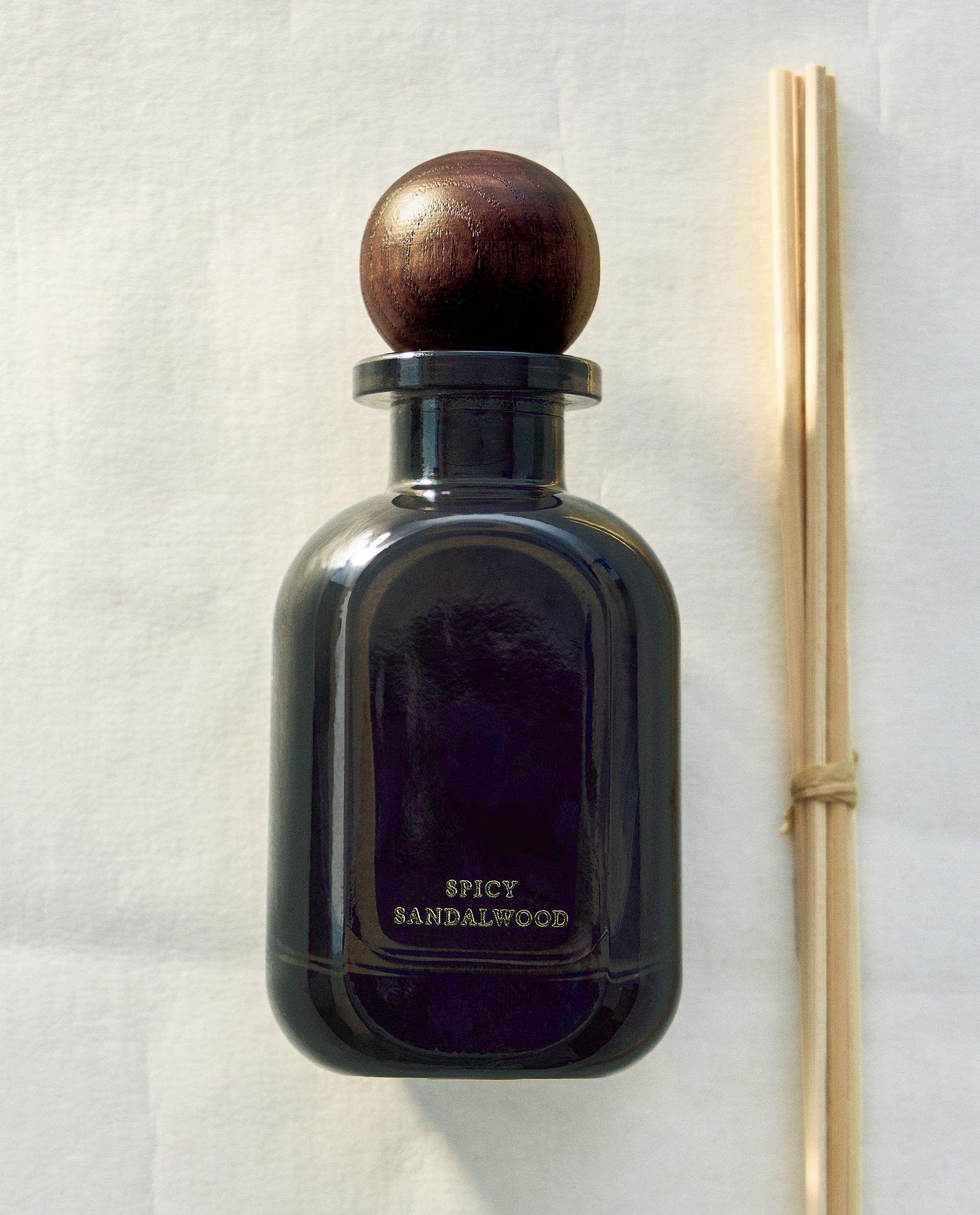 (100 ML) DIFFUSEUR À BÂTONNETS SPICY SANDALWOOD (100 ML) DIFFUSEUR À BÂTONNETS SPICY SANDALWOOD