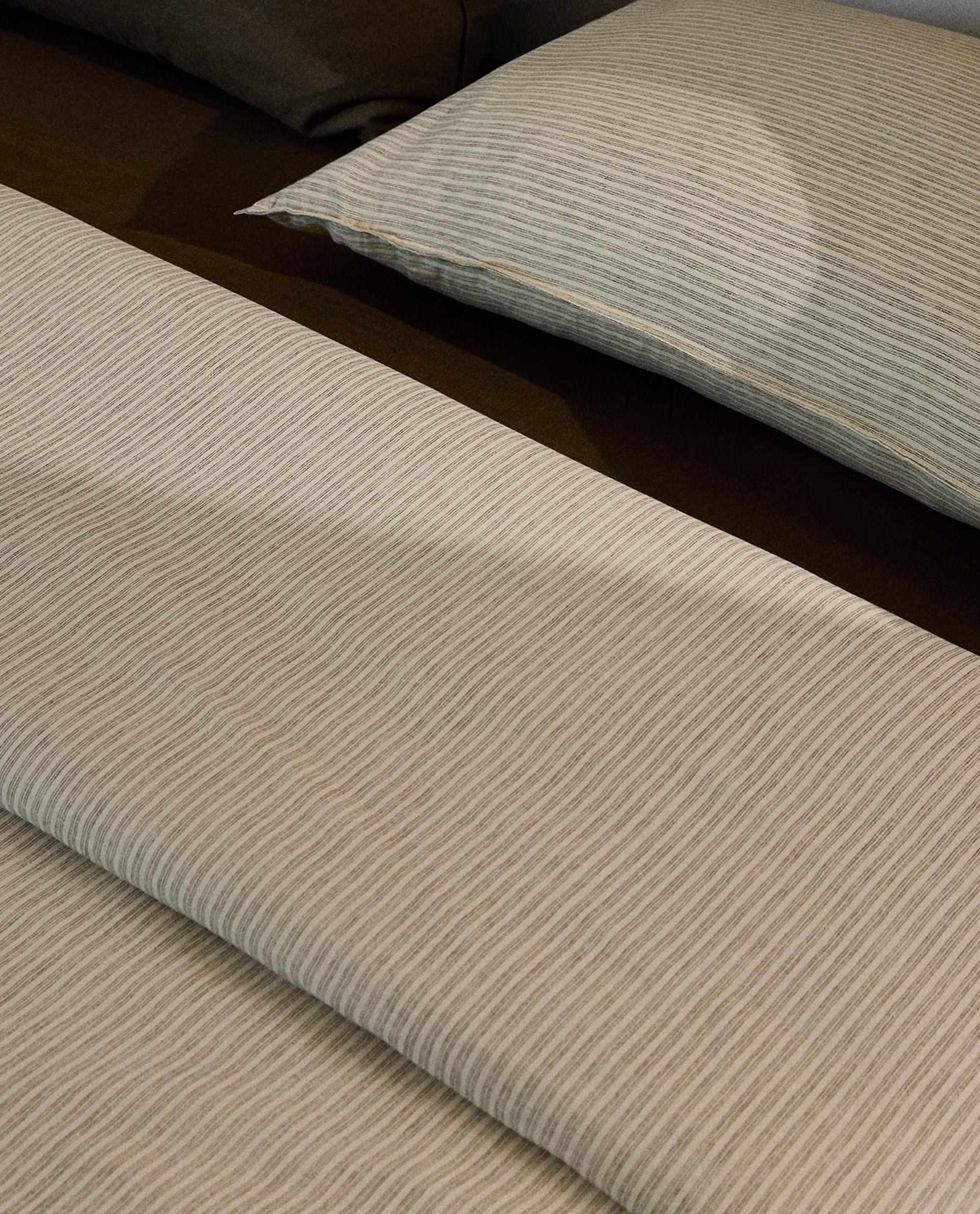 新品未使用　ZARA HOME 羽毛布団　ダウンデュべ ダウンフェザー掛け布団フィラー(300GXM²) | Zara Home 日本/Japan