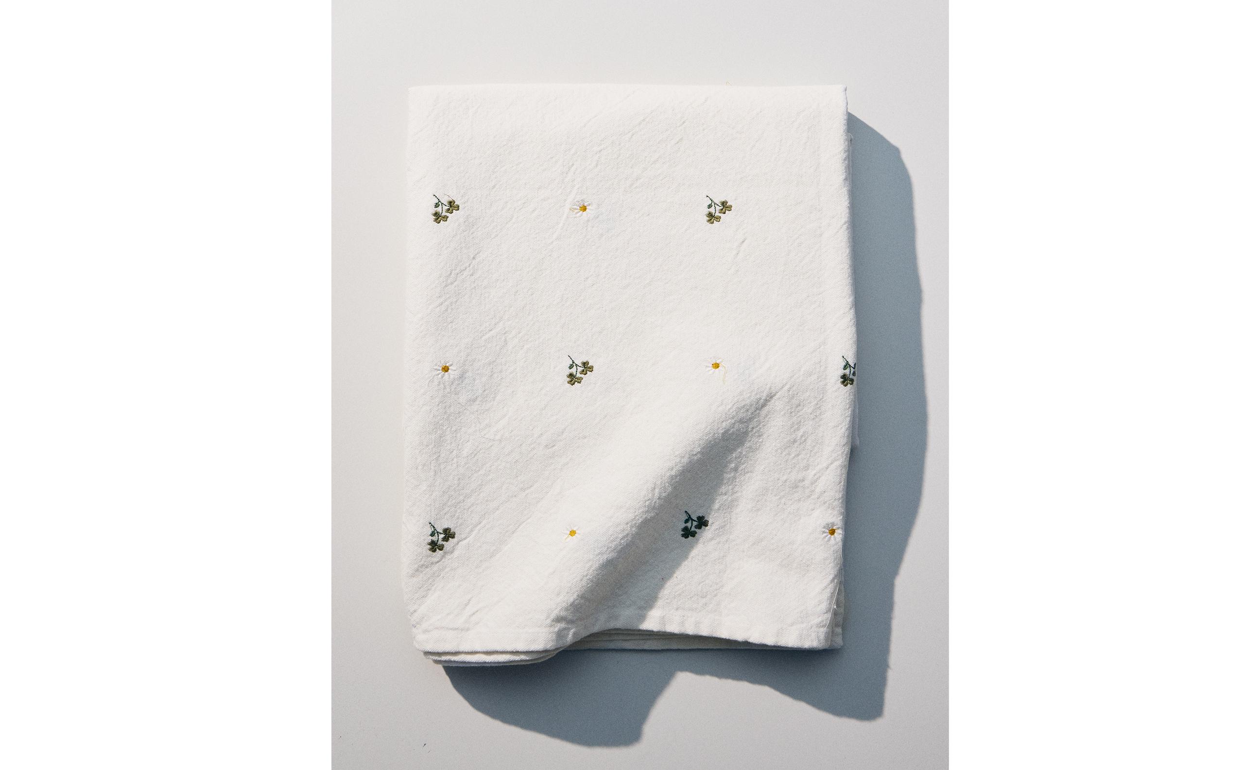 EMBROIDERED CLOVER AND DAISY TABLECLOTH product thumbnail 11