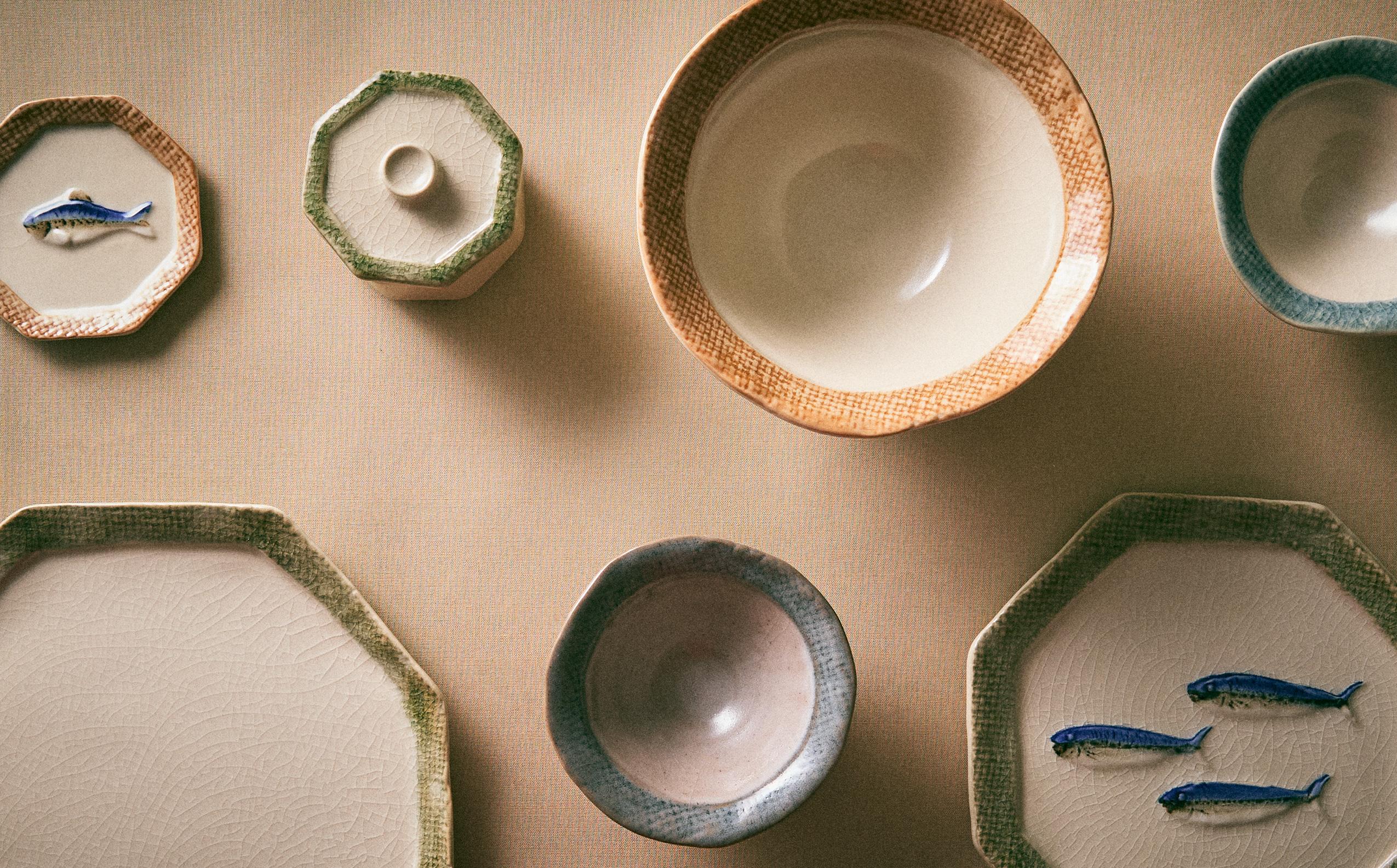 CERAMIC TABLEWARE WITH CHECK EDGE