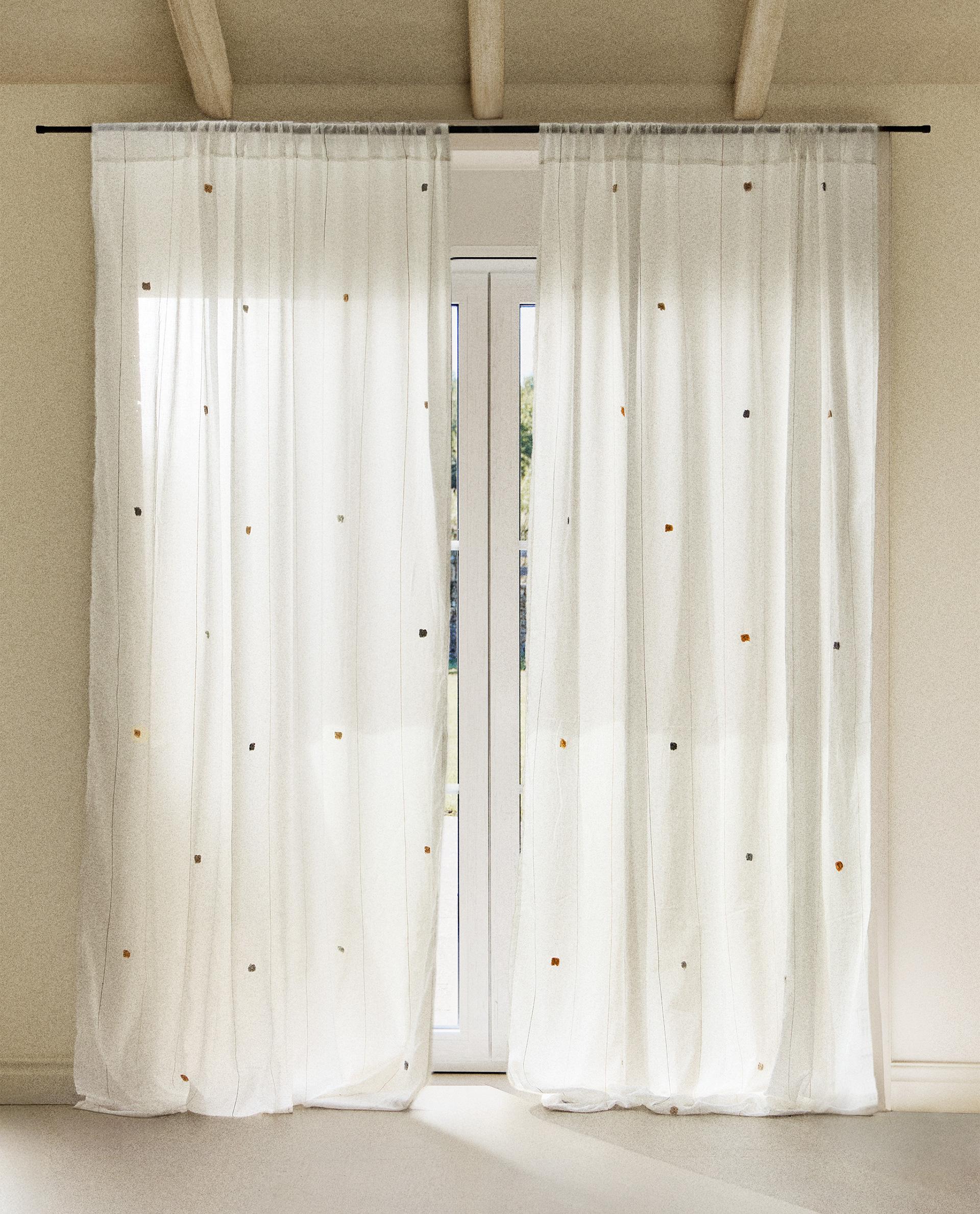 CORTINA POMPONES OPACIDAD BAJA