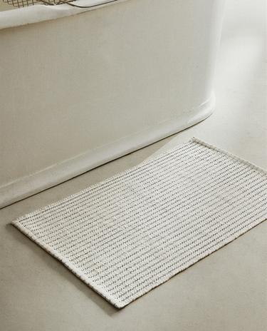 BATH MAT WITH TOPSTITCHED LINES