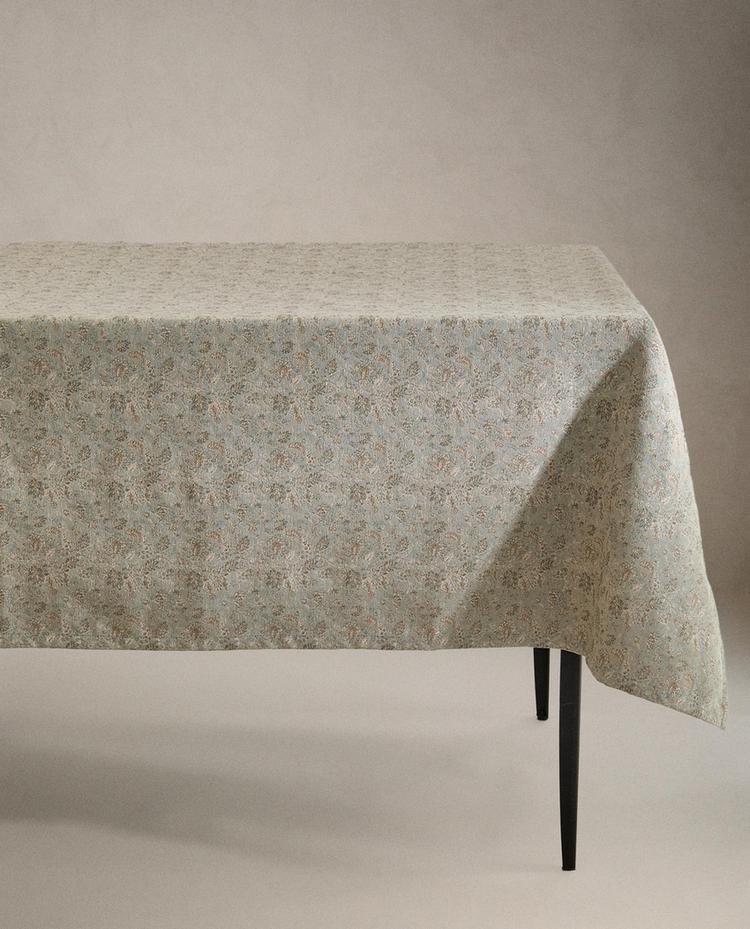 FLORAL JACQUARD TABLECLOTH