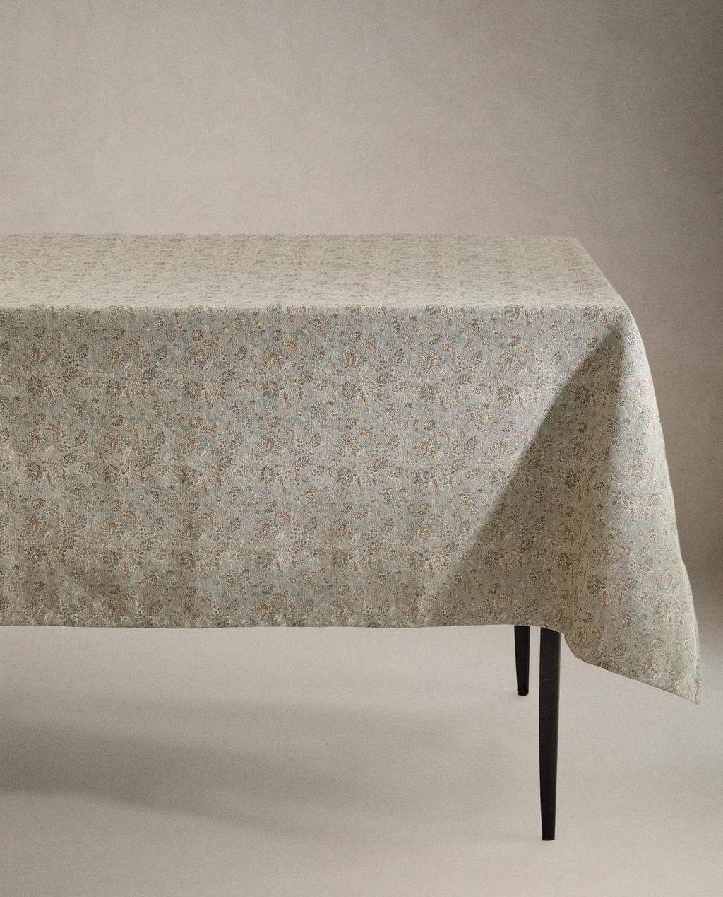 STOLNJAK OD ŽAKARDA SA CVETNIM DEZENOM STOLNJAK OD ŽAKARDA SA CVETNIM DEZENOM