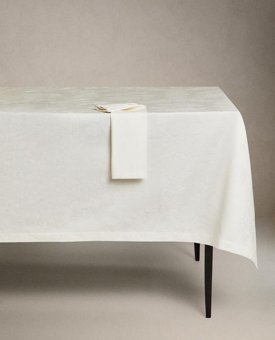 JACQUARD TABLECLOTH WITH ROSES