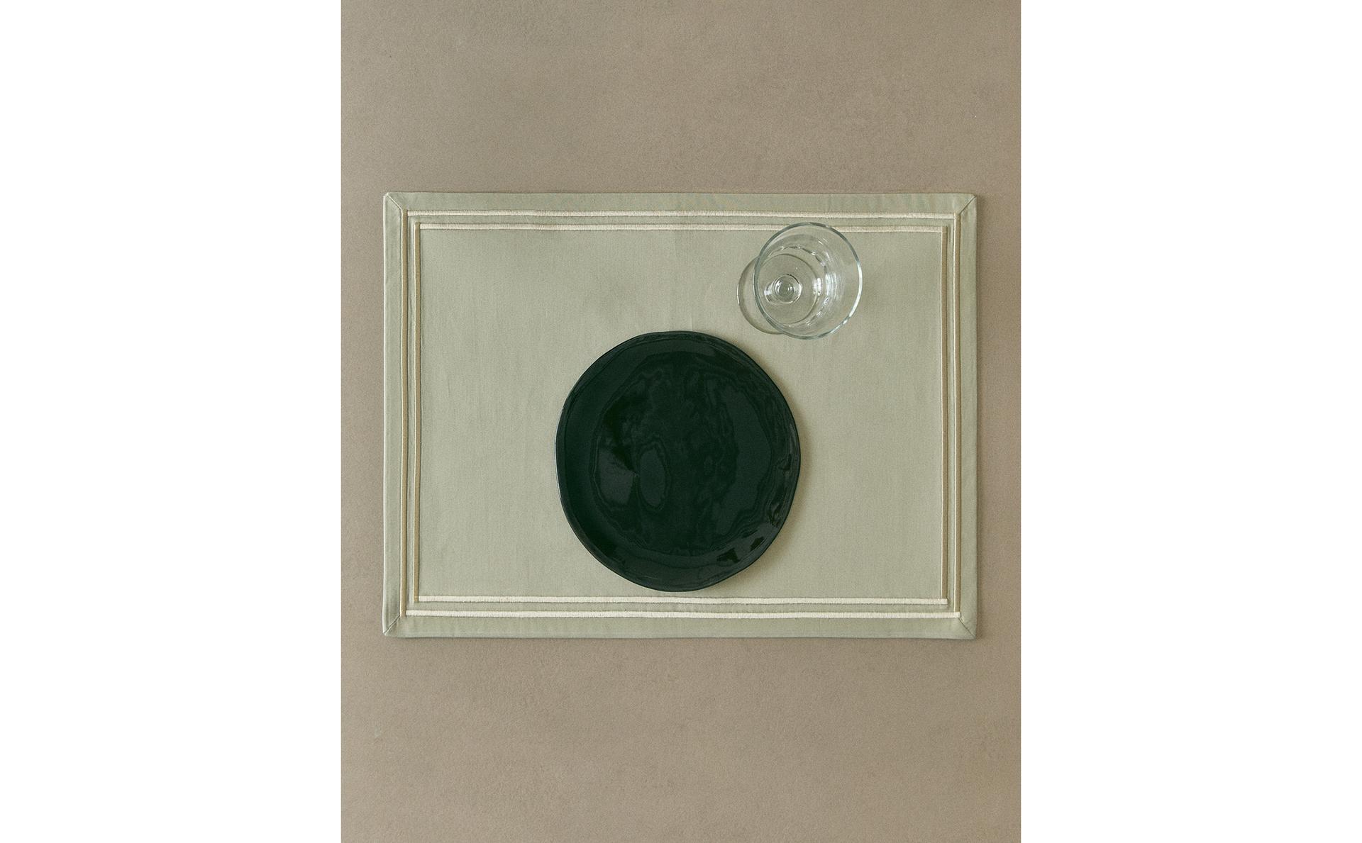 مفرش ساتان بشريط على الحافة مفرش ساتان بشريط على الحافة