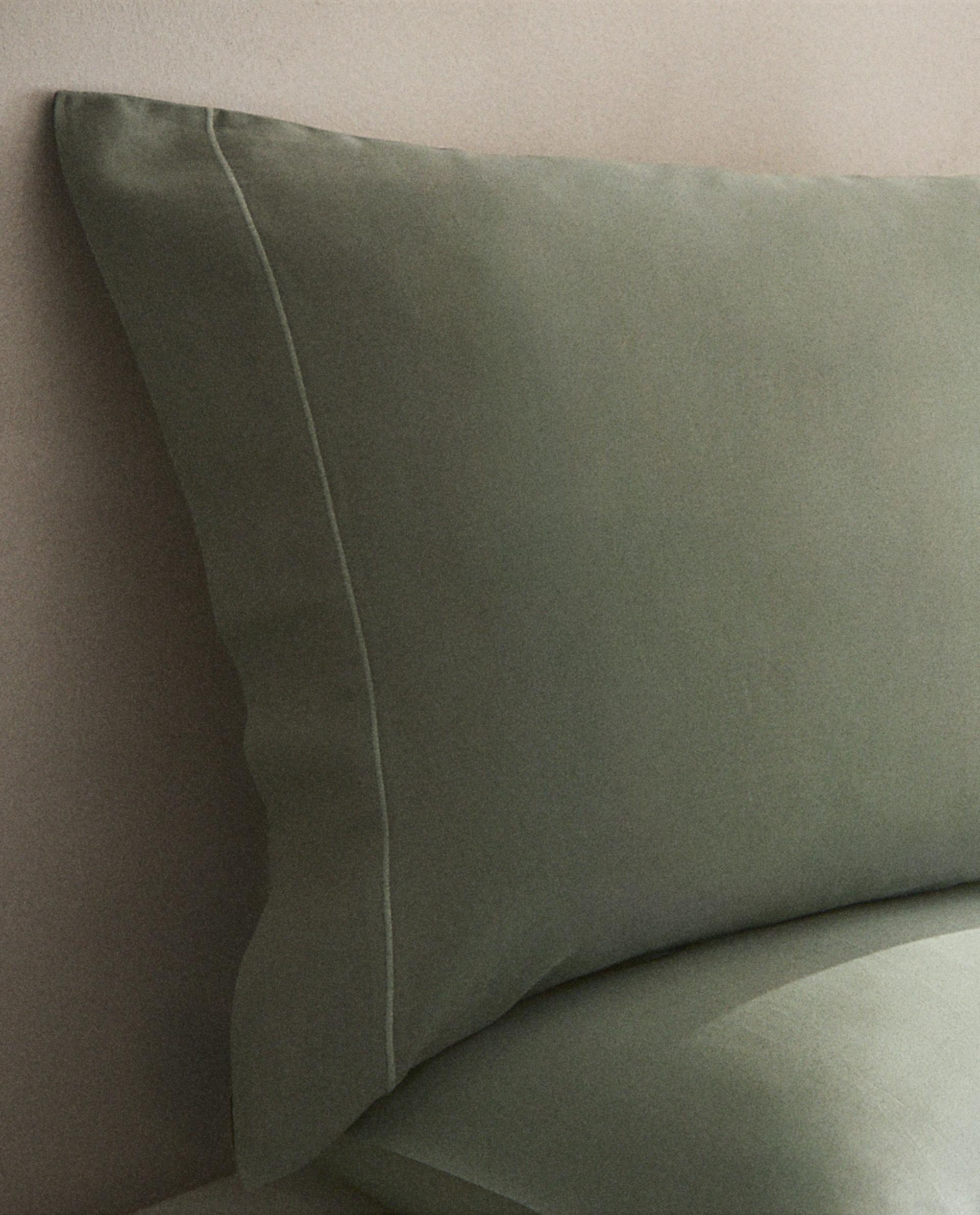 غلاف مخدة ساتان بشريط حافة (كثافة 300 خيط) غلاف مخدة ساتان بشريط حافة (كثافة 300 خيط)