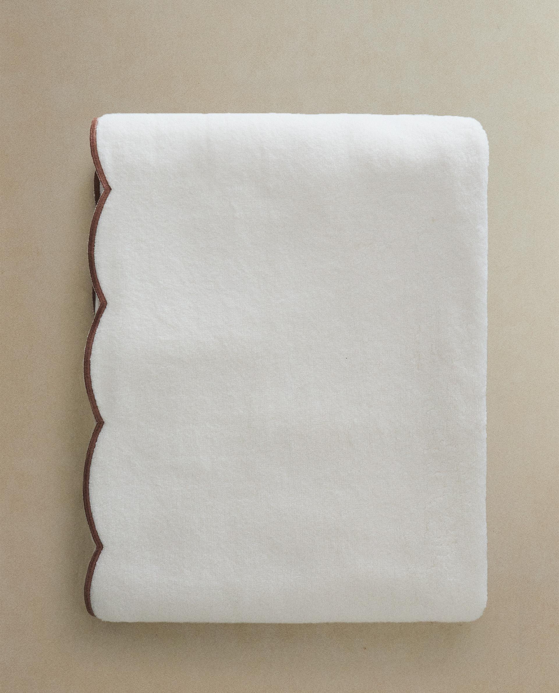 منشفة حمام بحافة متموجة منشفة حمام بحافة متموجة