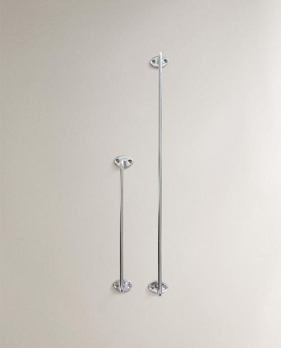 SILVER METAL TOWEL RACK
