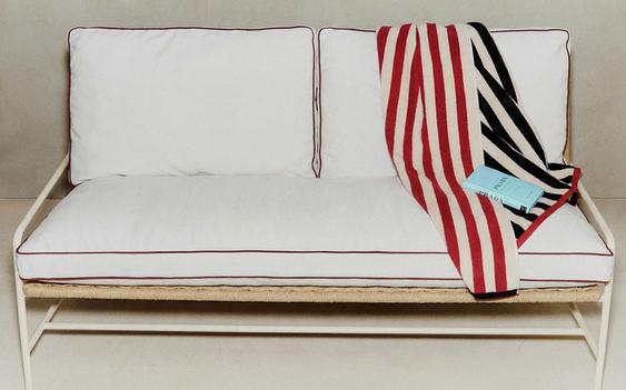 BANQUETTE EXTÉRIEURE, COUSSINS ET SERVIETTE