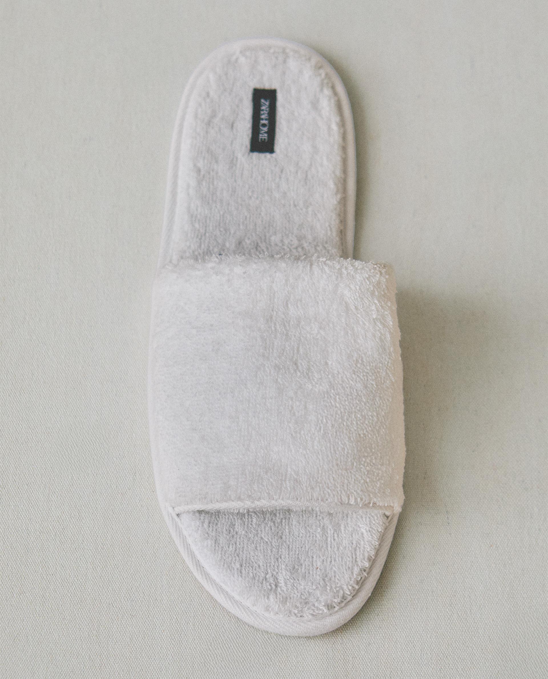 خف حمام مفتوح من قماش تيري خف حمام مفتوح من قماش تيري