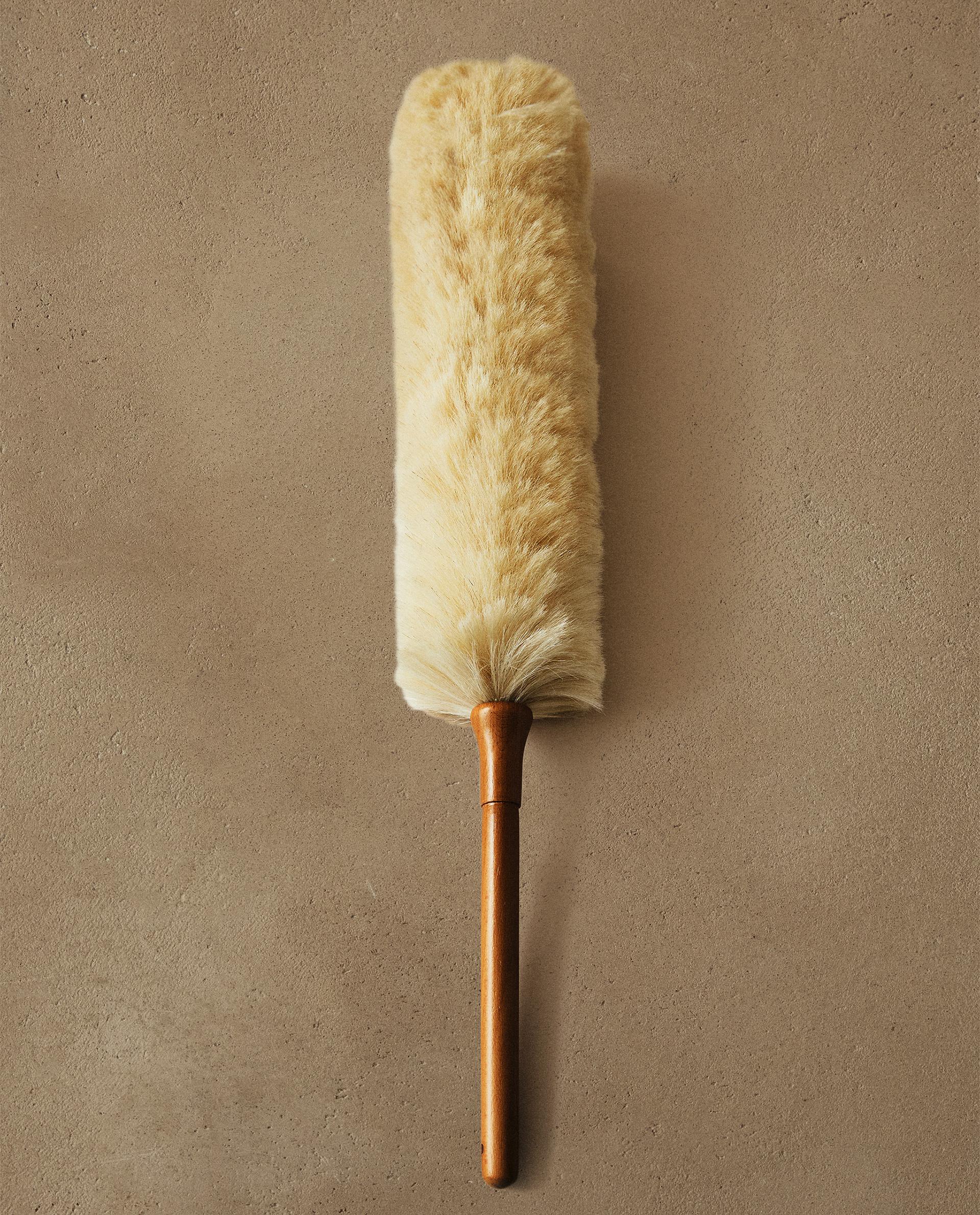 FEATHER DUSTER WITH WOODEN HANDLE