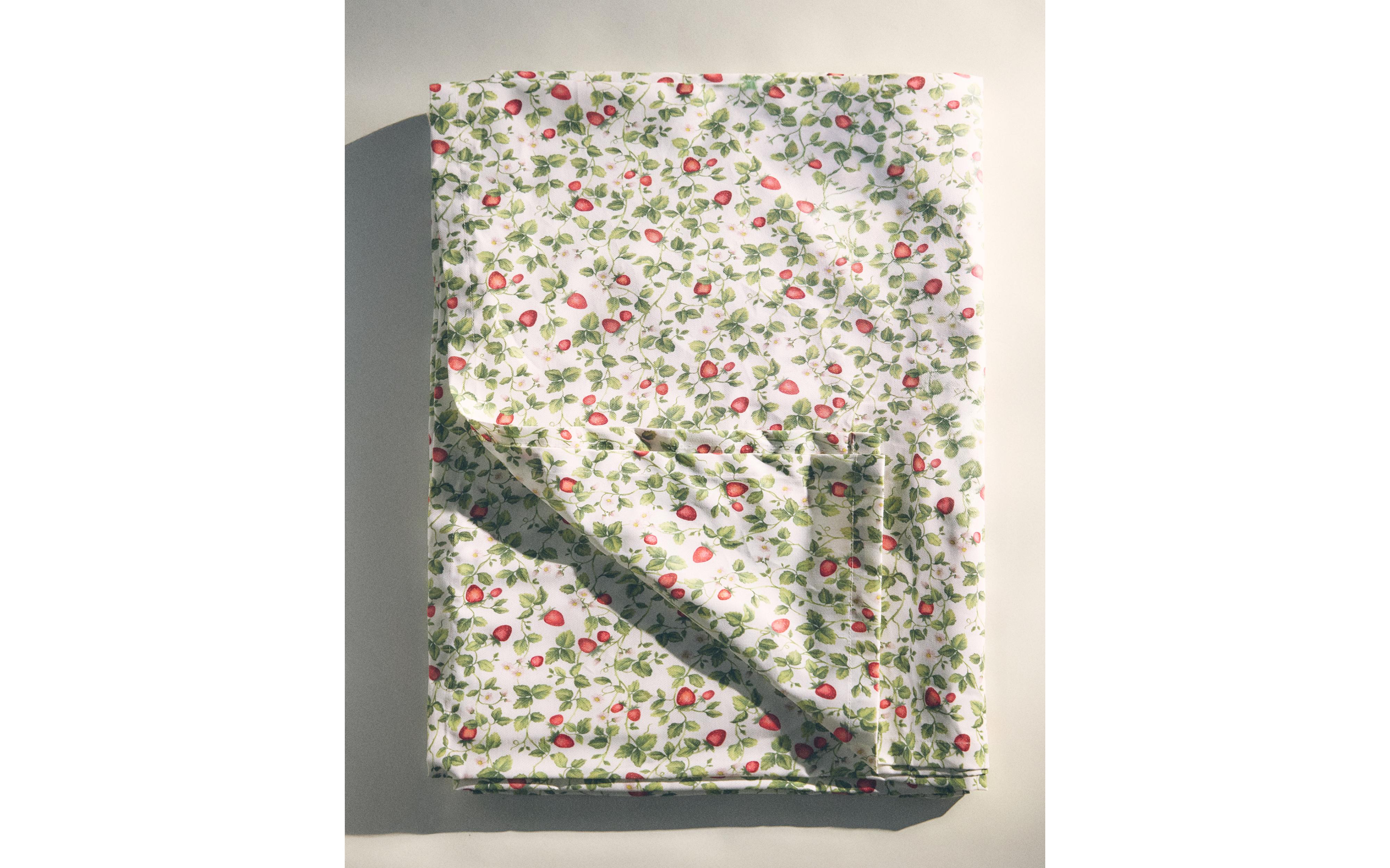 RESIN-COATED STRAWBERRY COTTON TABLECLOTH product thumbnail 10