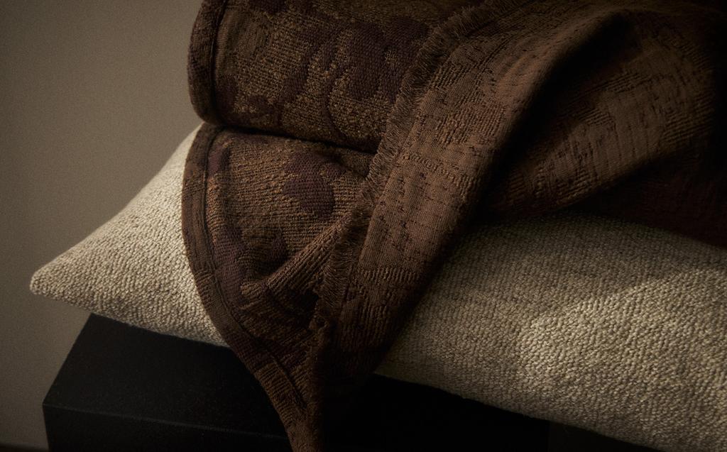 FLORAL JACQUARD THROW