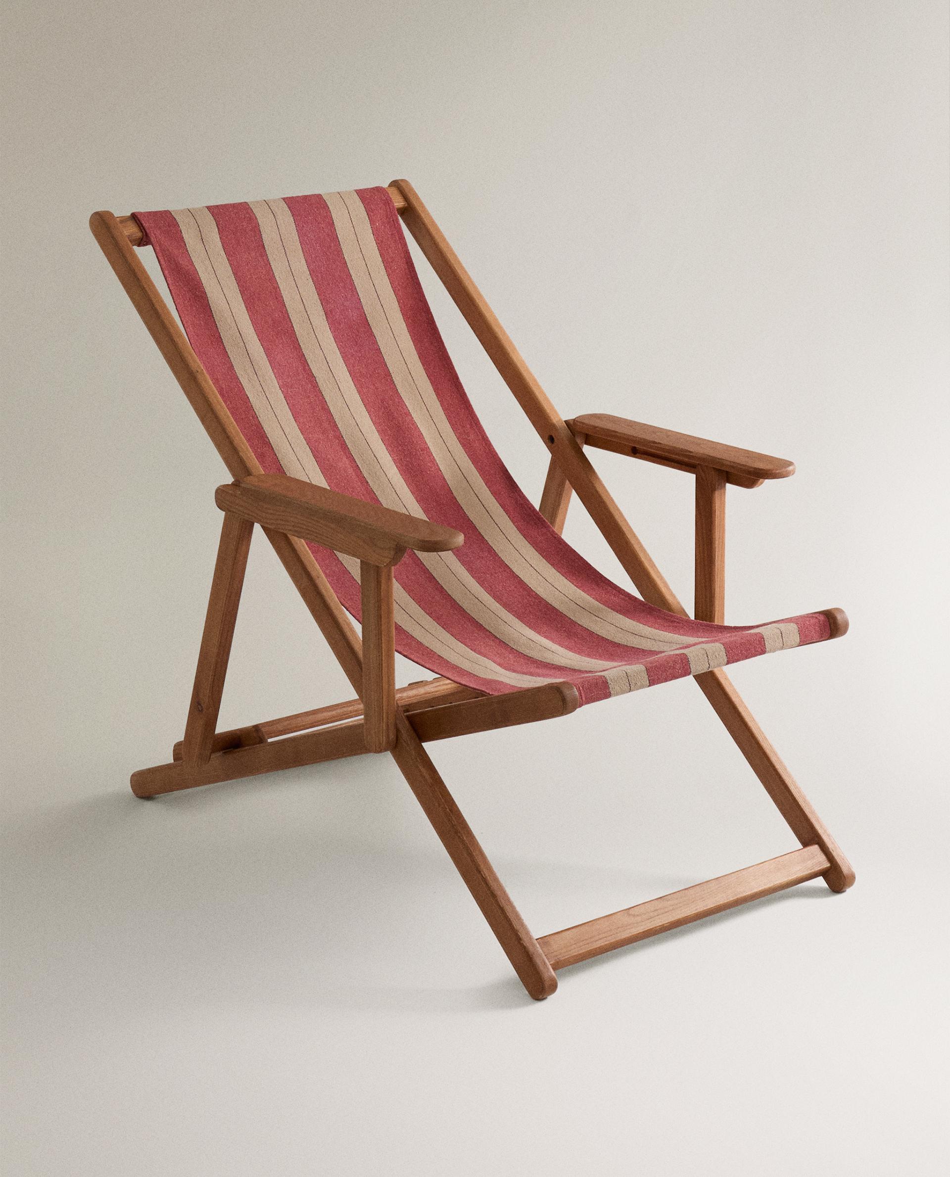 STRIPED FOLDING LOUNGE CHAIR