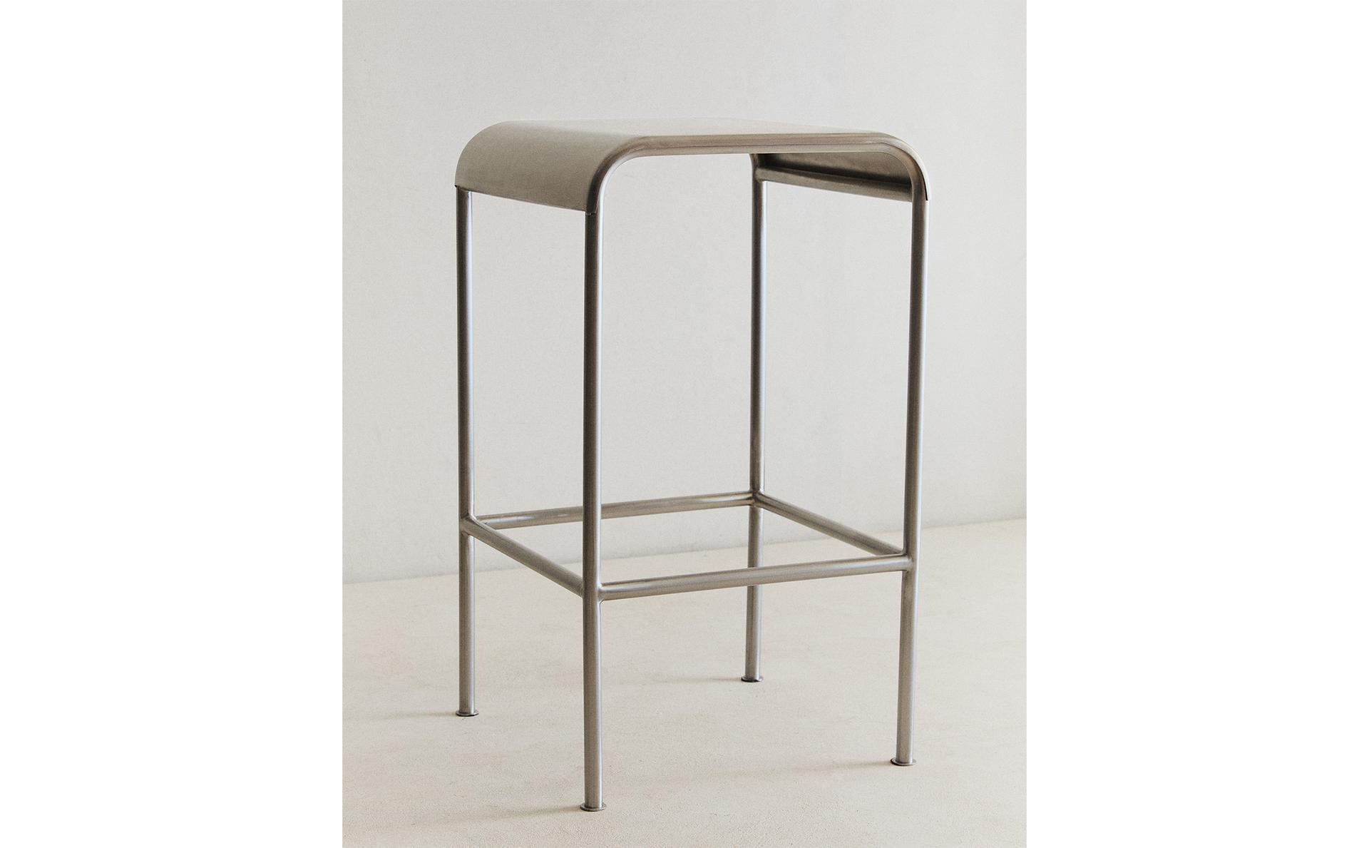 HOCKER AUS EDELSTAHL HOCKER AUS EDELSTAHL