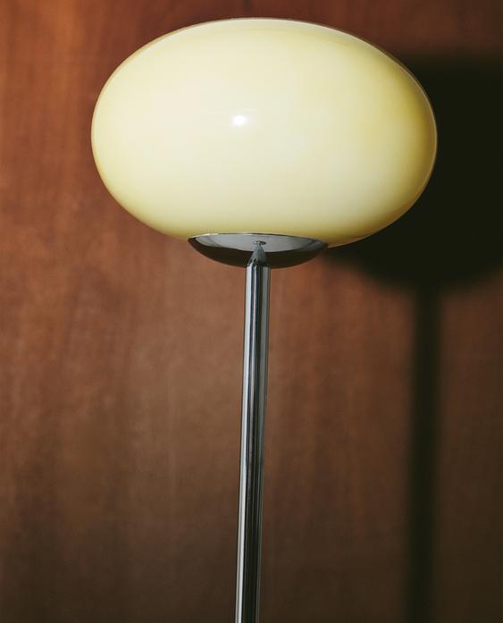 STEHLAMPE AUS GLAS UND METALL