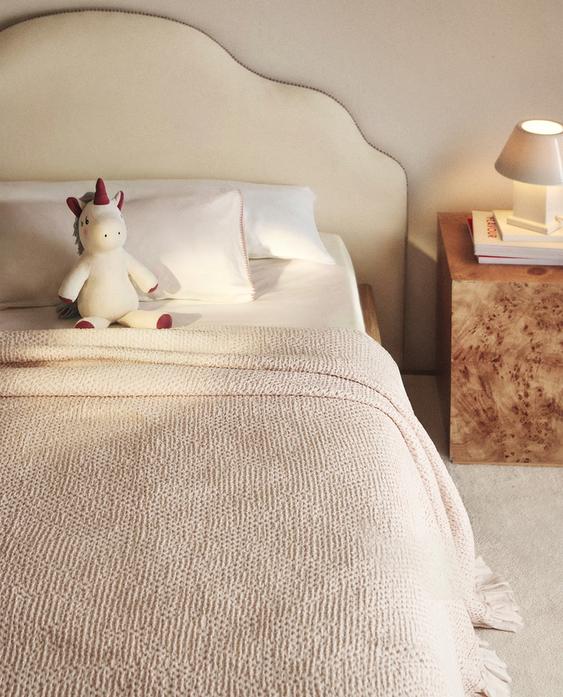 OTROŠKO POSTELJNO PREGRINJALO Z MINI VAFEL TEKSTURO IN VOLANČKI