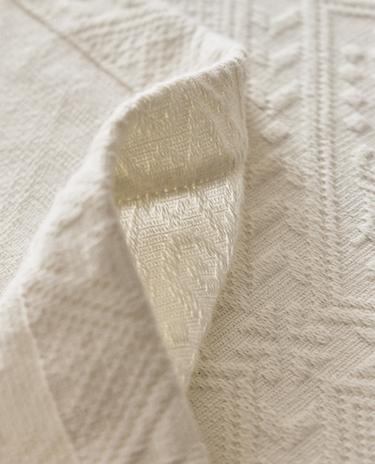 כיסוי מיטה מכותנה עם עיצוב גאומטרי.