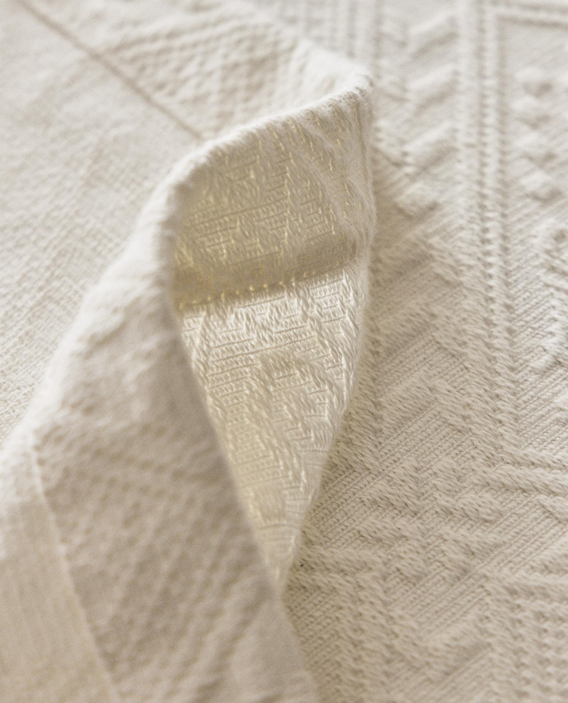 COTTON BEDSPREAD WITH GEOMETRIC DESIGN COTTON BEDSPREAD WITH GEOMETRIC DESIGN