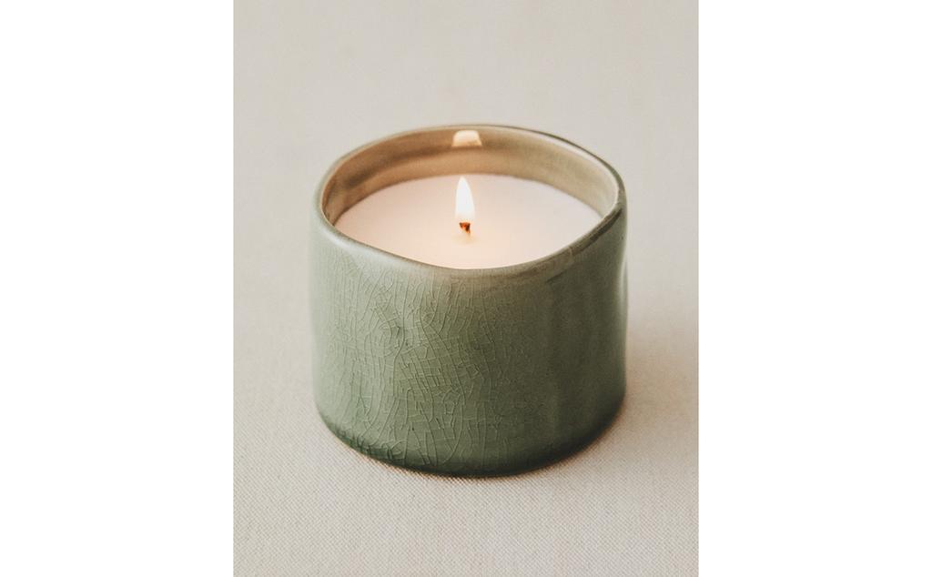 (150 G) PURE GARDENIA SCENTED CANDLE