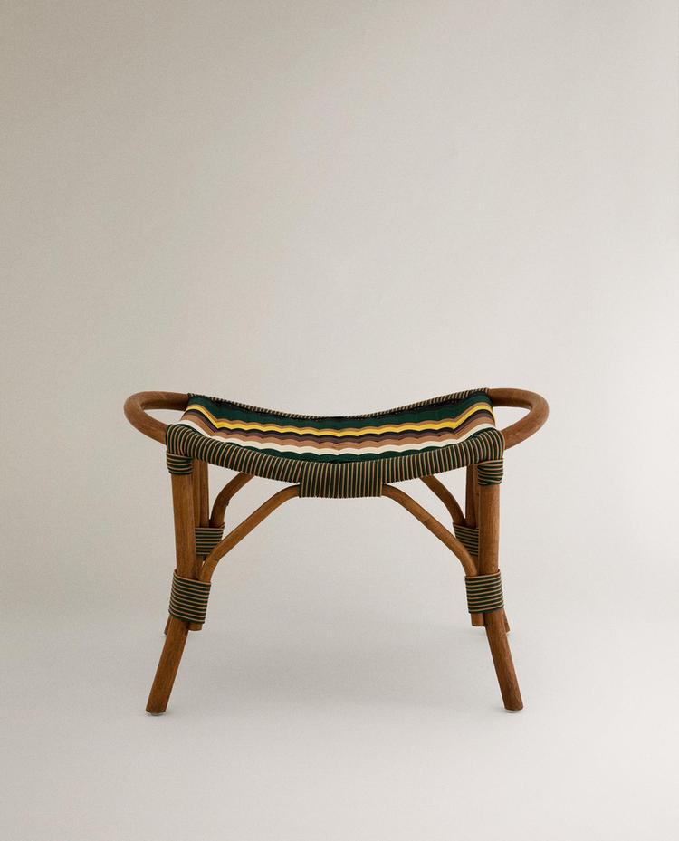 RATTANOWY PODNÓŻEK W PASKI