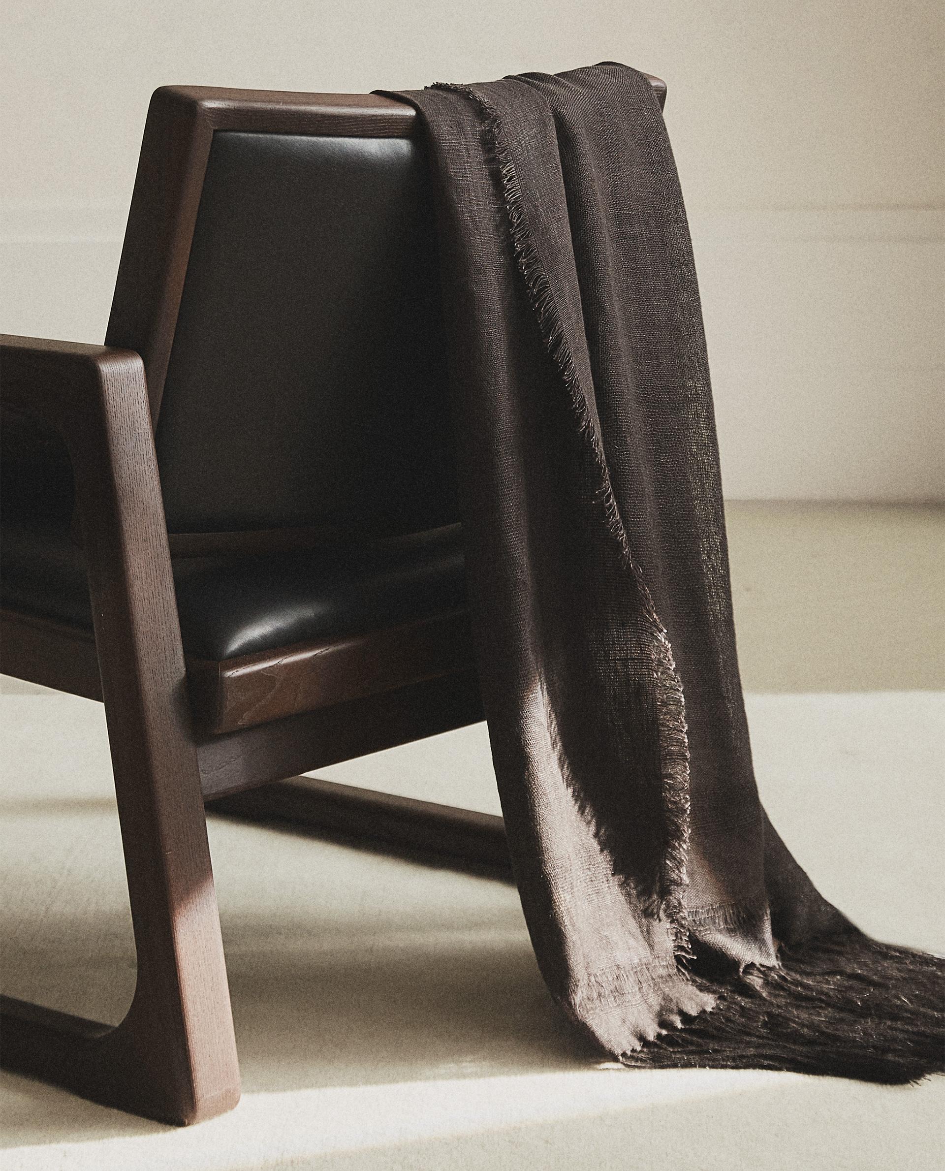 FRINGED LINEN THROW