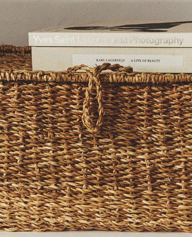 سلة من الأعشاب البحرية بغطاء